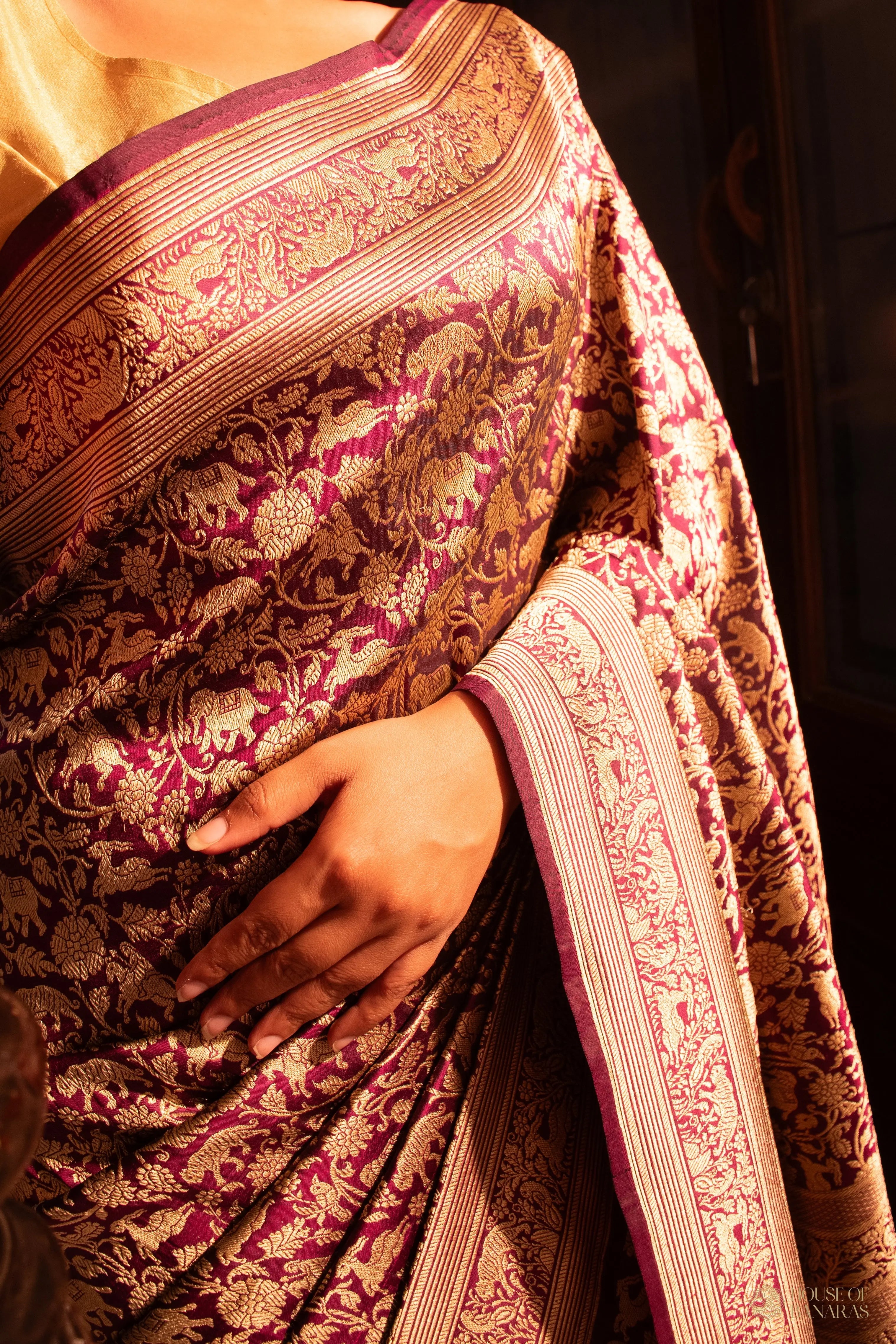 Aarini - The Crimson Majesty House Of Banaras